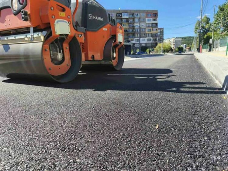 Продължава работата по полагането на първия слой асфалт на ул. „Рашо Димитров“ в кв. „Изток“
