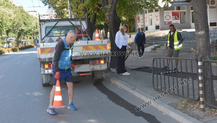 Млад водач с „Мерцедес“ разби огражденията на бул. „Раковски“ в Хасково