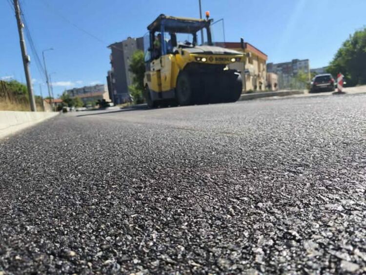Продължава работата по полагането на първия слой асфалт на ул. „Рашо Димитров“ в кв. „Изток“