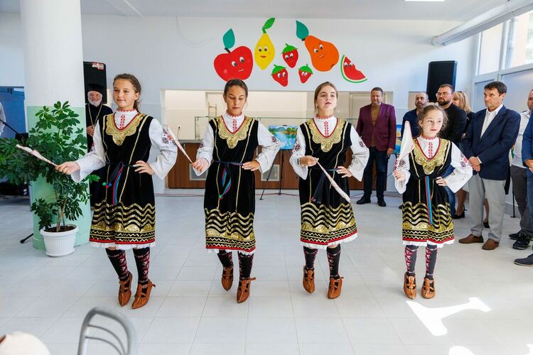 В Радомир бе открита първата по рода си услуга „Ученическо хранене“