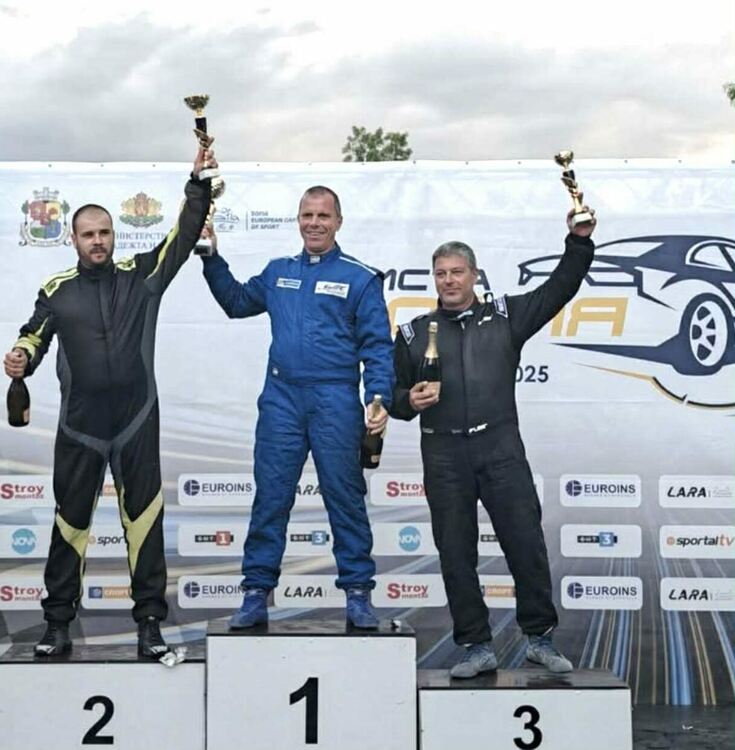 Иван Бакърджиев с почетна стълбичка на „Писта София“ и автограф от Никола Цолов