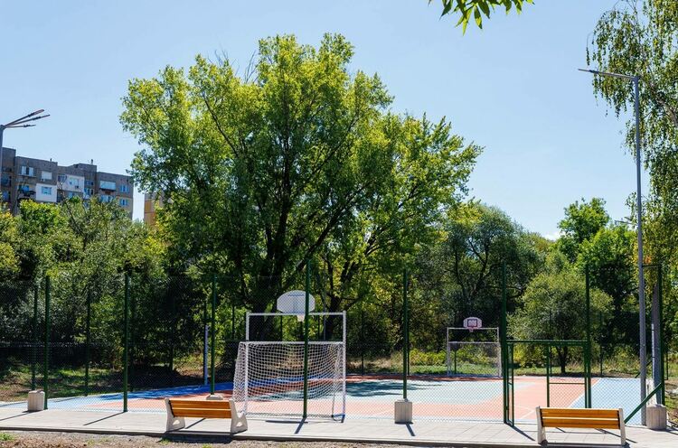 В градския парк на Радомир официално бе открита новоизградената многофункционална спортна площадка