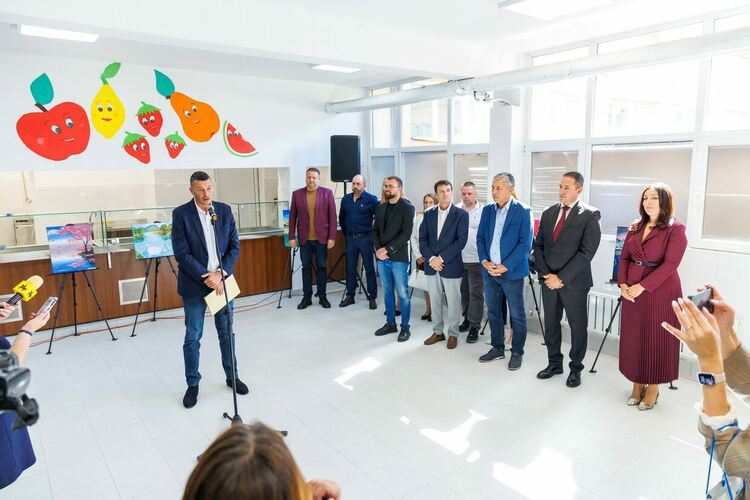 В Радомир бе открита първата по рода си услуга „Ученическо хранене“