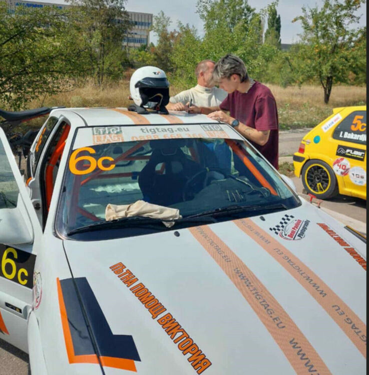 Иван Бакърджиев с почетна стълбичка на „Писта София“ и автограф от Никола Цолов