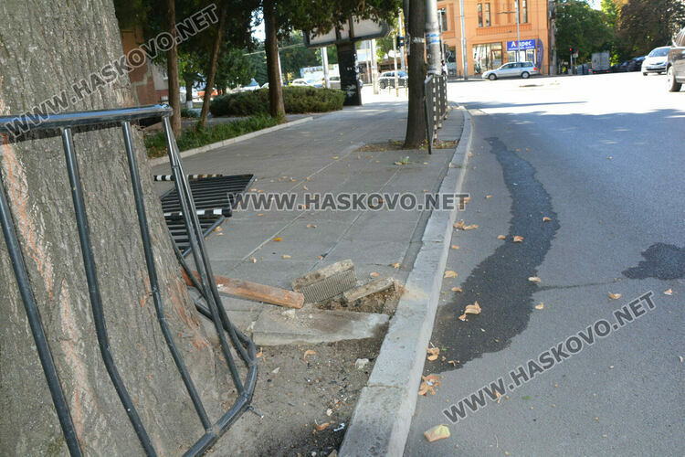 Млад водач с „Мерцедес“ разби огражденията на бул. „Раковски“ в Хасково