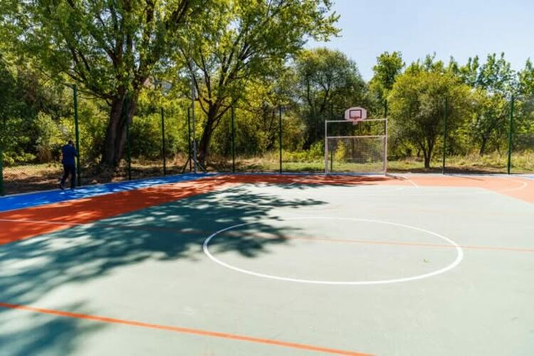 В градския парк на Радомир официално бе открита новоизградената многофункционална спортна площадка