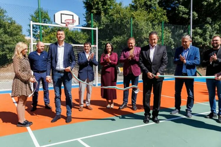 В градския парк на Радомир официално бе открита новоизградената многофункционална спортна площадка