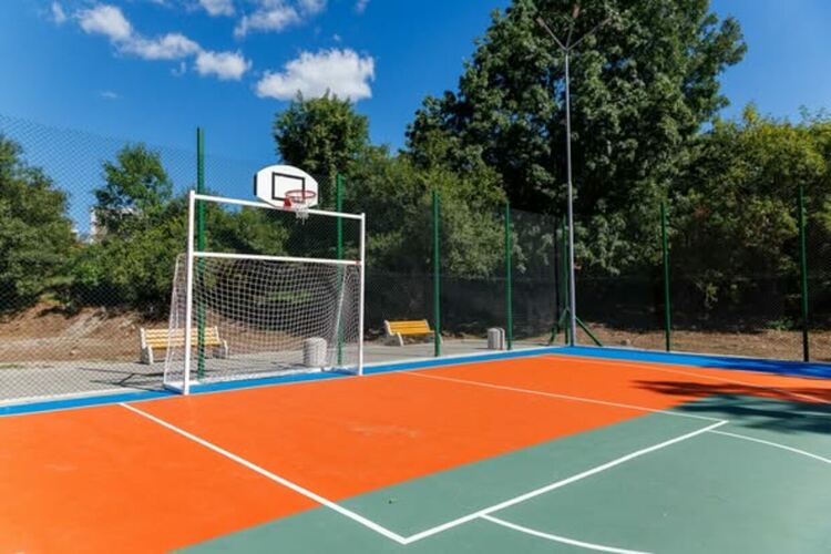 В градския парк на Радомир официално бе открита новоизградената многофункционална спортна площадка