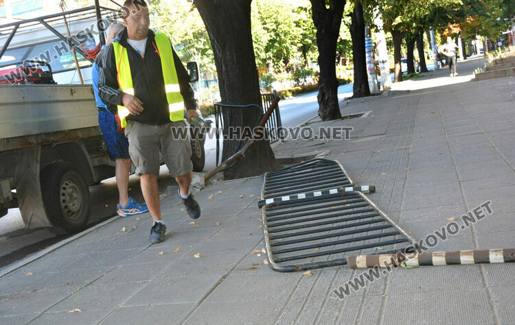Млад водач с „Мерцедес“ разби огражденията на бул. „Раковски“ в Хасково