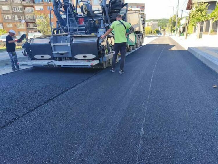 Продължава работата по полагането на първия слой асфалт на ул. „Рашо Димитров“ в кв. „Изток“