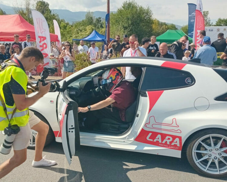 Иван Бакърджиев с почетна стълбичка на „Писта София“ и автограф от Никола Цолов