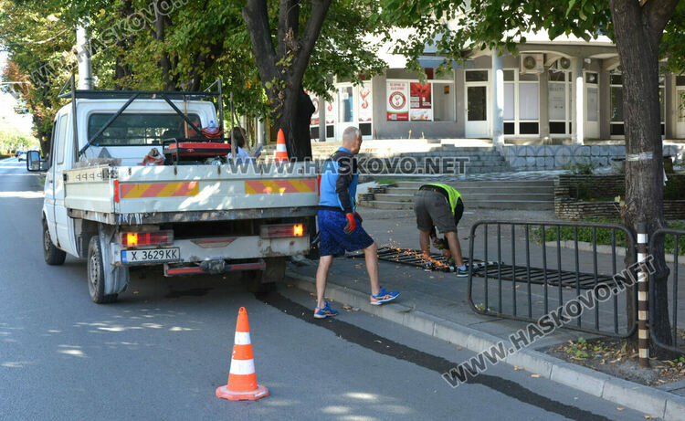 Млад водач с „Мерцедес“ разби огражденията на бул. „Раковски“ в Хасково