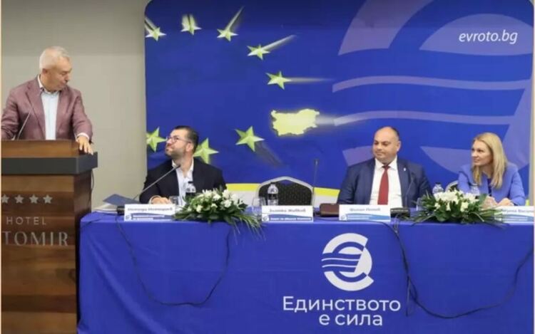 Напоследък има раздвижване в разяснителната кампания - експерти тръгнаха областните градове на срещи в обществеността. Снимката е от информационния ден - 17 септември, в Монтана. Следващите инфодни са във Велико Търново и в Смолян - на 23 и на 24 септември.