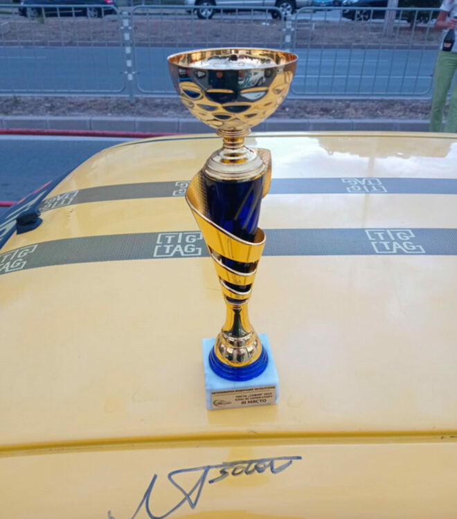 Иван Бакърджиев с почетна стълбичка на „Писта София“ и автограф от Никола Цолов