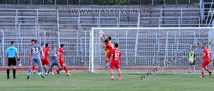 Два гола в началото на двете полувремена донесоха победата на „Хасково“ над „Загорец“
