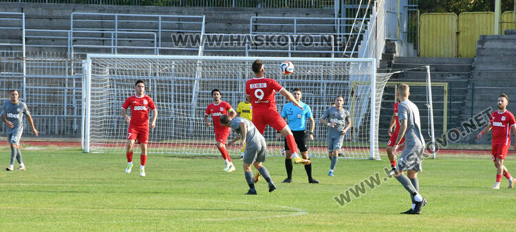 Два гола в началото на двете полувремена донесоха победата на „Хасково“ над „Загорец“