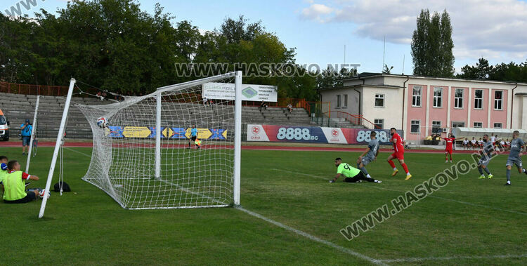 Два гола в началото на двете полувремена донесоха победата на „Хасково“ над „Загорец“