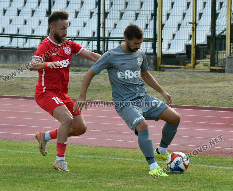Два гола в началото на двете полувремена донесоха победата на „Хасково“ над „Загорец“