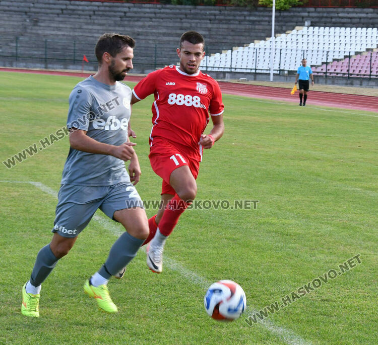 Два гола в началото на двете полувремена донесоха победата на „Хасково“ над „Загорец“