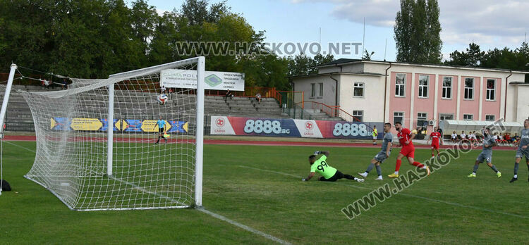 Два гола в началото на двете полувремена донесоха победата на „Хасково“ над „Загорец“