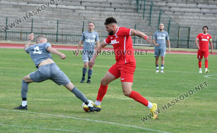 Два гола в началото на двете полувремена донесоха победата на „Хасково“ над „Загорец“