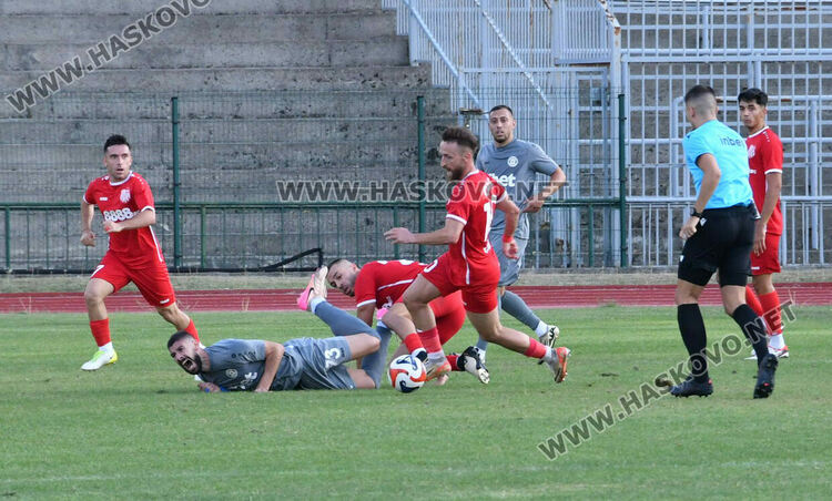 Два гола в началото на двете полувремена донесоха победата на „Хасково“ над „Загорец“