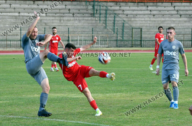 Два гола в началото на двете полувремена донесоха победата на „Хасково“ над „Загорец“