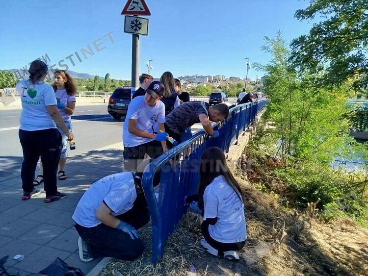 Десетки доброволци освежават Ардинския мост,боядисват парапета в цветовете на българския трибагреник