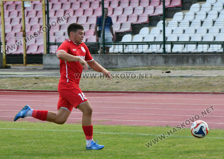 Два гола в началото на двете полувремена донесоха победата на „Хасково“ над „Загорец“