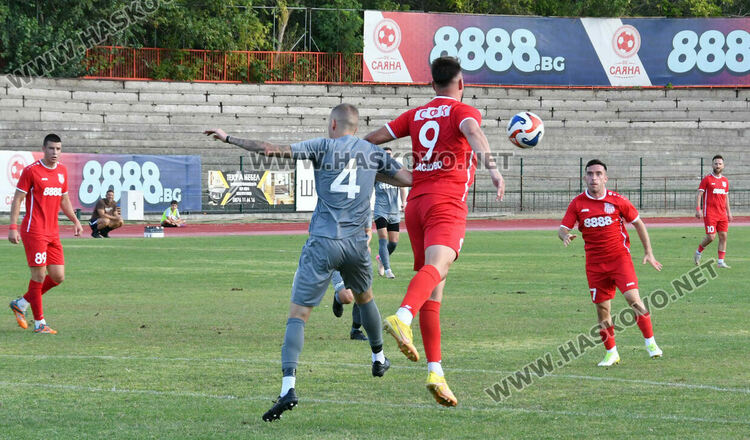 Два гола в началото на двете полувремена донесоха победата на „Хасково“ над „Загорец“