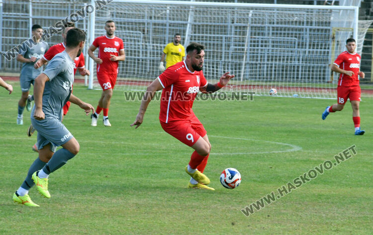 Два гола в началото на двете полувремена донесоха победата на „Хасково“ над „Загорец“