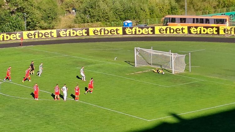 „Родопа“ с пълен обрат и победа над „Розова долина“ в голово шоу с три дузпи