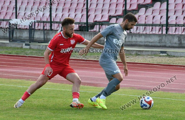 Два гола в началото на двете полувремена донесоха победата на „Хасково“ над „Загорец“