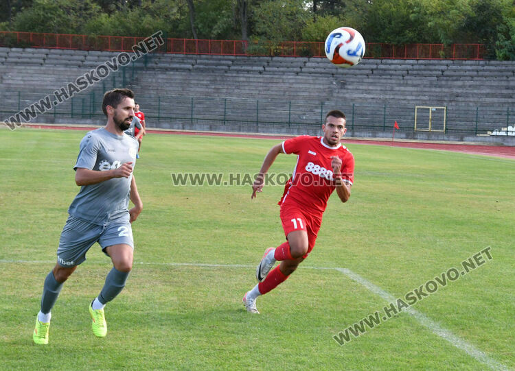 Два гола в началото на двете полувремена донесоха победата на „Хасково“ над „Загорец“