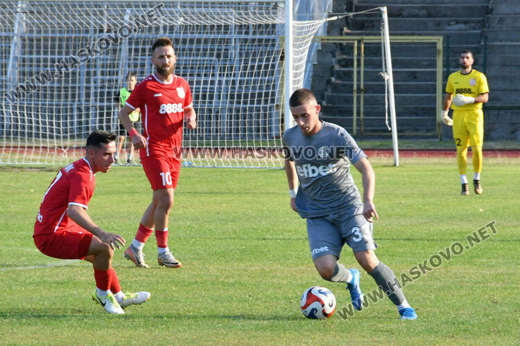 Два гола в началото на двете полувремена донесоха победата на „Хасково“ над „Загорец“
