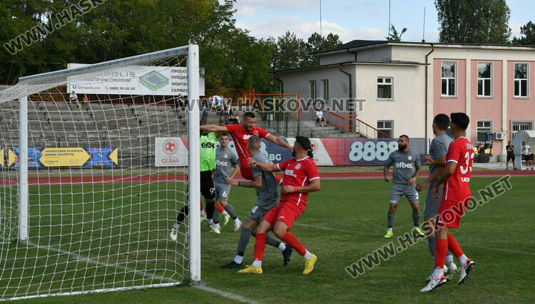 Два гола в началото на двете полувремена донесоха победата на „Хасково“ над „Загорец“
