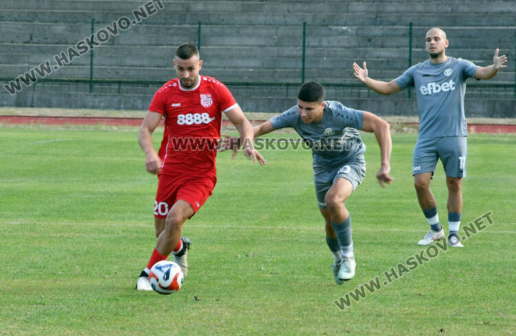 Два гола в началото на двете полувремена донесоха победата на „Хасково“ над „Загорец“