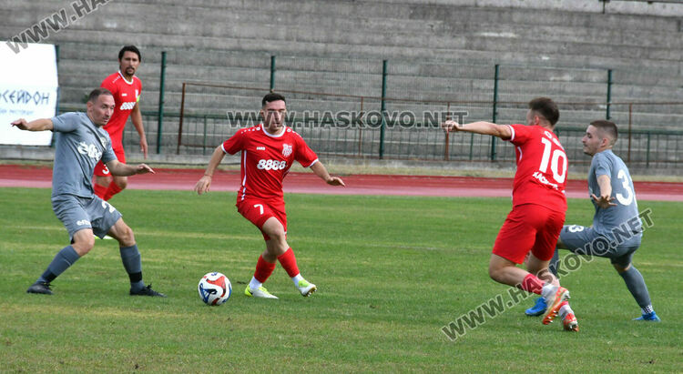 Два гола в началото на двете полувремена донесоха победата на „Хасково“ над „Загорец“
