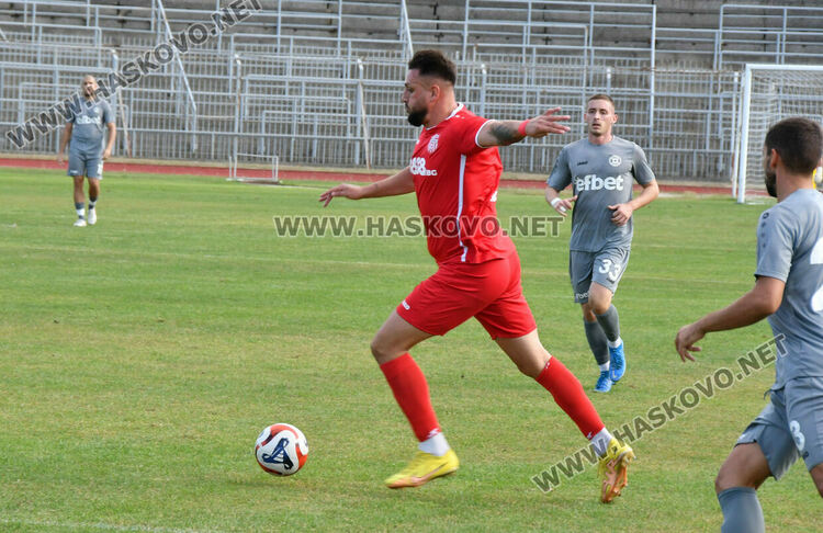 Два гола в началото на двете полувремена донесоха победата на „Хасково“ над „Загорец“