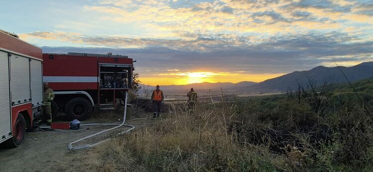 Големият пожар край Горнослав е овладян 