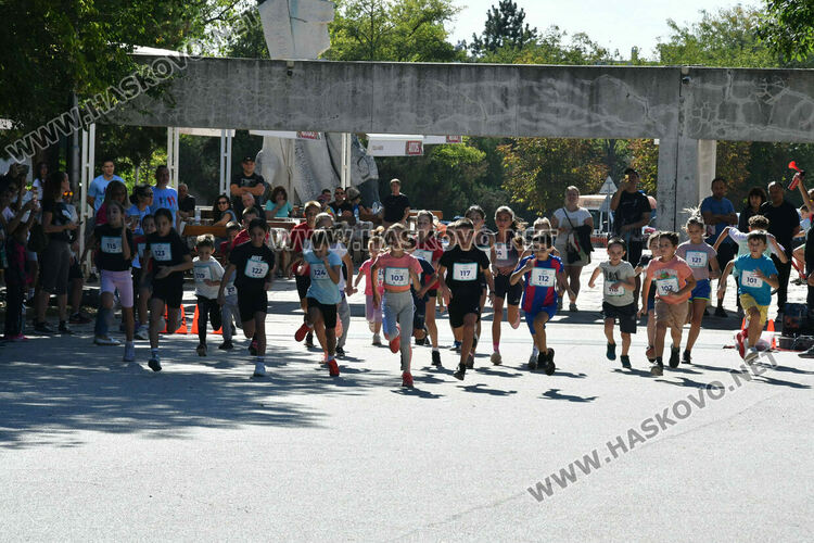 Над 100 бегачи стартираха на „Running together“ на „Кенана“