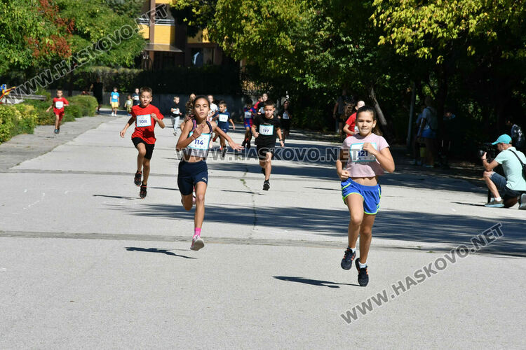 Над 100 бегачи стартираха на „Running together“ на „Кенана“