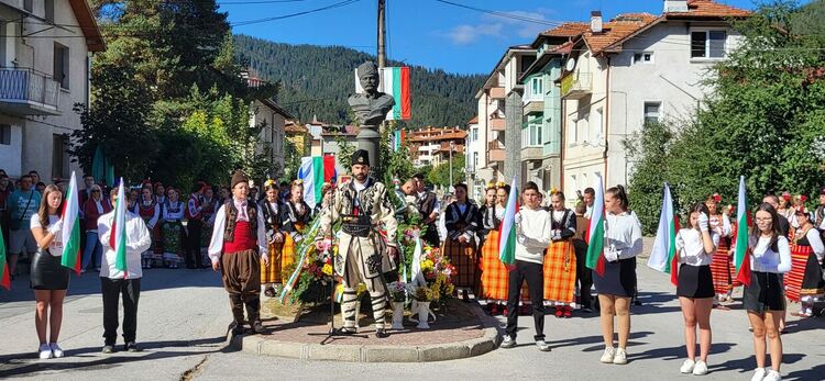 Стотици се стехоха  в  Чепеларе  за  Националните хайдушки празници