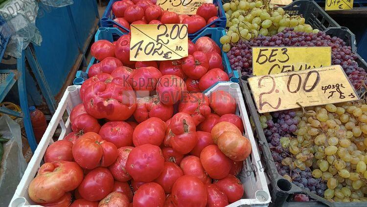 Българските домати вече се продават за евро на Пазара на производителите в Кърджали