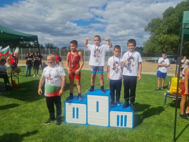 Бронзови медали за хасковските борци на турнира в памет на „Атанас Комшев“