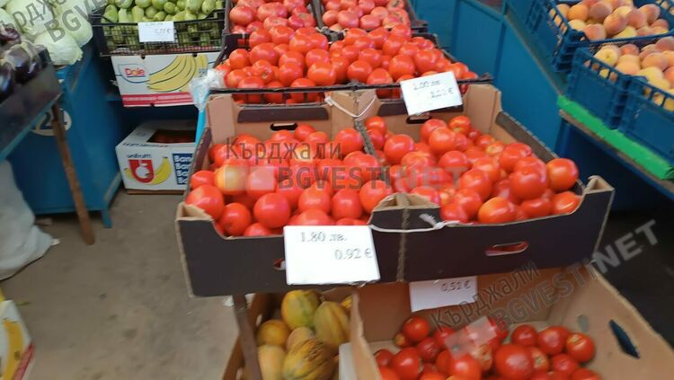 Българските домати вече се продават за евро на Пазара на производителите в Кърджали