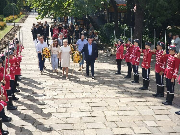 Областният управител и съветниците от ГЕРБ с венци и цветя в Деня на Независимостта