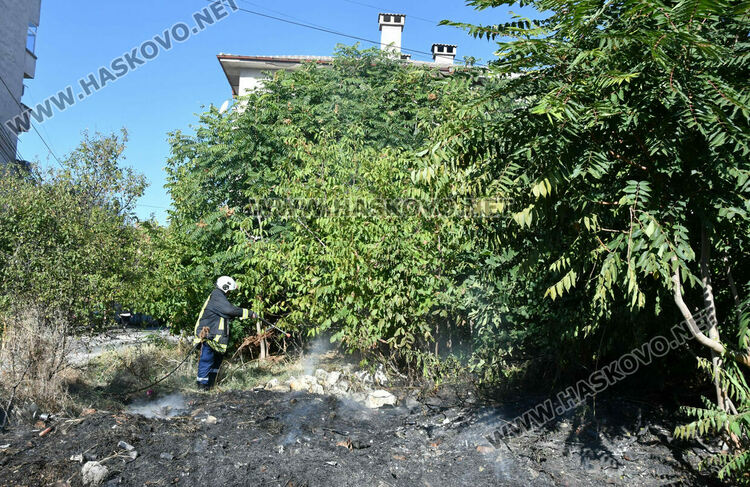 Изгасиха пламнали сухи треви и храсти в кв.„Възраждане“ в Хасково