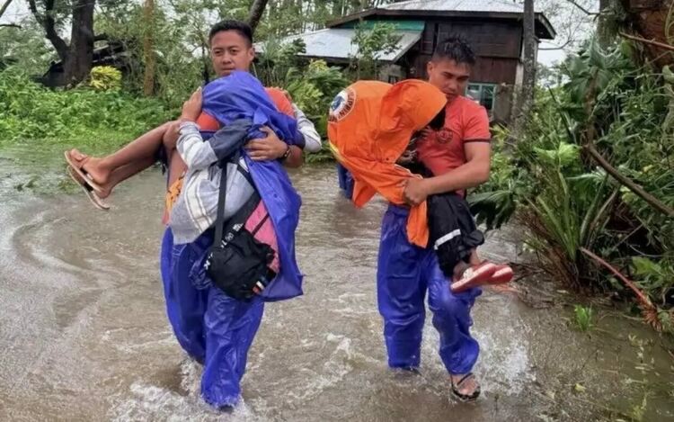 „Рагаса“ вече събори дървета, отнесе покриви на сгради и причини поне една смърт при свлачище в Северните Филипини, където хиляди хора потърсиха подслон в училища и евакуационни центрове