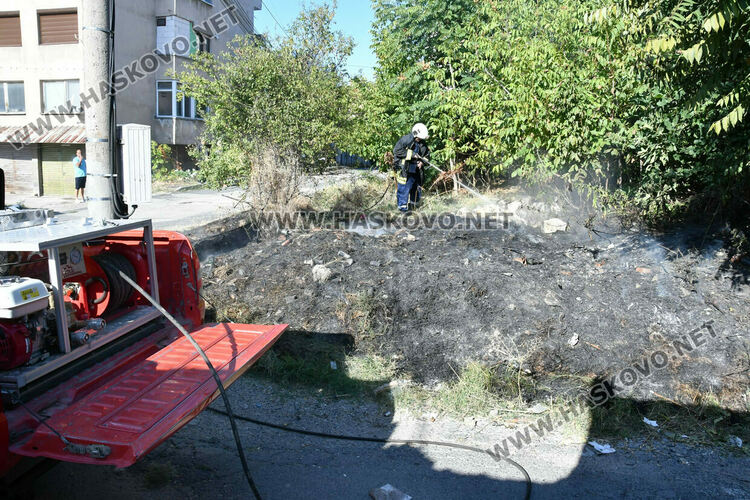 Изгасиха пламнали сухи треви и храсти в кв.„Възраждане“ в Хасково